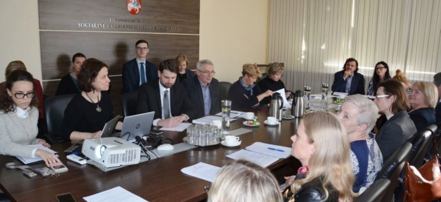 Tariamasi dėl galimybių įrengti vaikų priežiūros kambarius institucijose