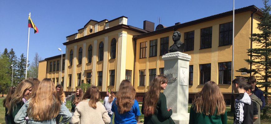 Senamiesčio progimnazistai pagerbė Vaižgantą