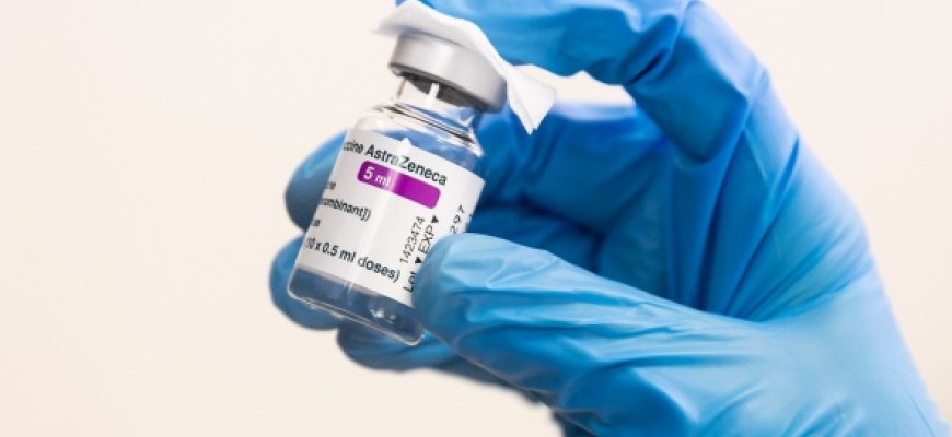 Lietuva tęs skiepijimą „AstraZeneca“ vakcina, skelbs informaciją apie šalutinius poveikius