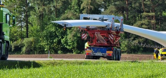 Į vėjo jėgainių parką Kamajų seniūnijoje gabenamas jėgainės sparnas (video+foto)