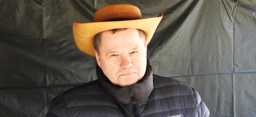 Medinių skrybėlių meistras: „Į tokią sriubos neįpilsi, bet pasipuošti galima“