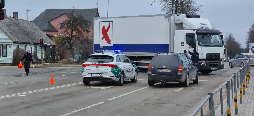 Eismo įvykis sankryžoje prie didžiosios Rokiškio Maximos (video)