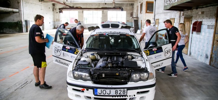 „Samsonas Rally Rokiškis“ dalyvių automobiliai – techninės komisijos ekspertų rankose