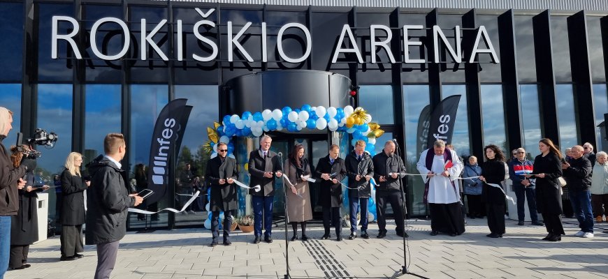 Perkirpti baltą arenos atidarymo juostelę į Rokiškį atskubėjo Ministrė Pirmininkė (foto)