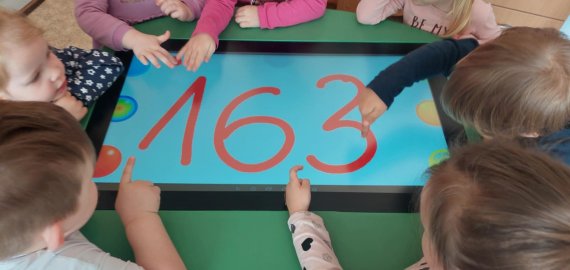Smagios matematikos pamokos su įvairių kalbų „prieskoniu“