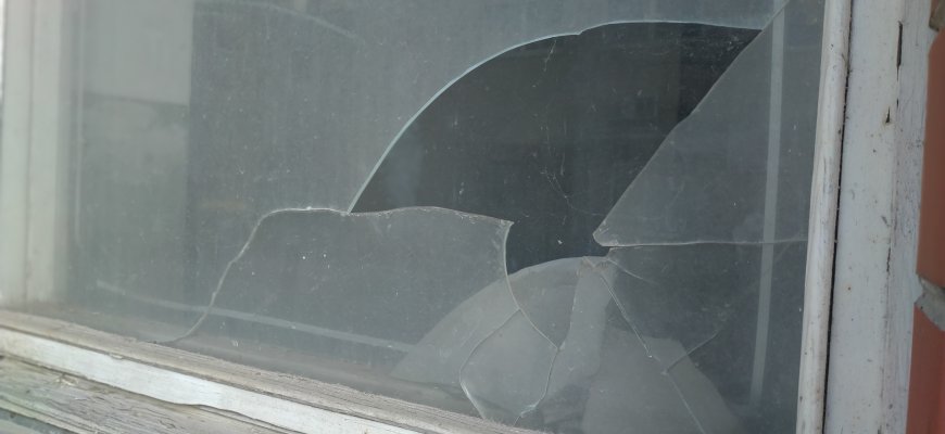 Antanašėje penki vyrai apiplėšė namą, sumušė jo šeimininkus