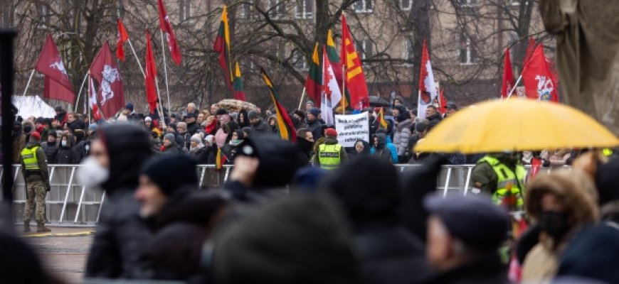 Sausio 13-osios minėjimas Vilniuje: vadovų kalbas nustelbė protestuotojų švilpimas