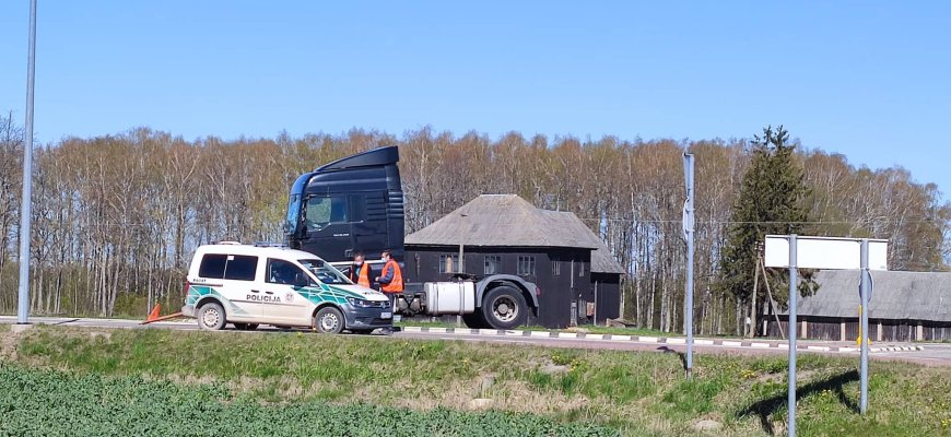Už Panemunėlio geležinkelio stoties žiedo pametė vilkiką
