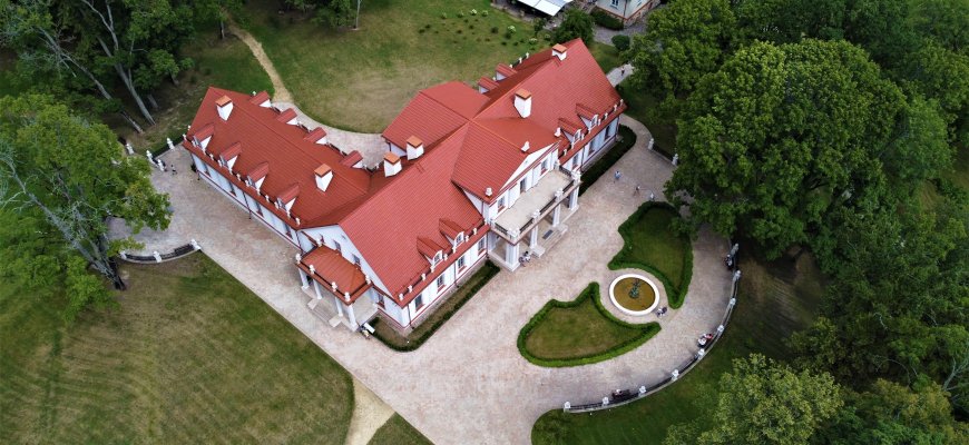 Perkant ekskursiją po dvarvietę - ekskursija po Ilzenbergo dvaro rūmus DOVANŲ