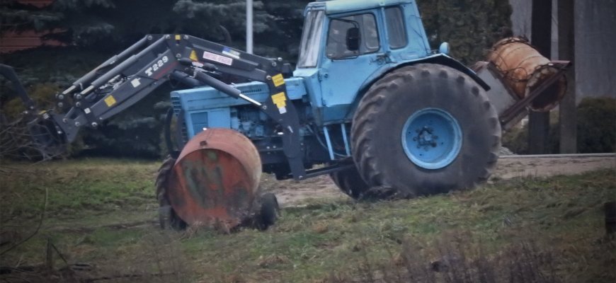 Neblaivus vairavo traktorių