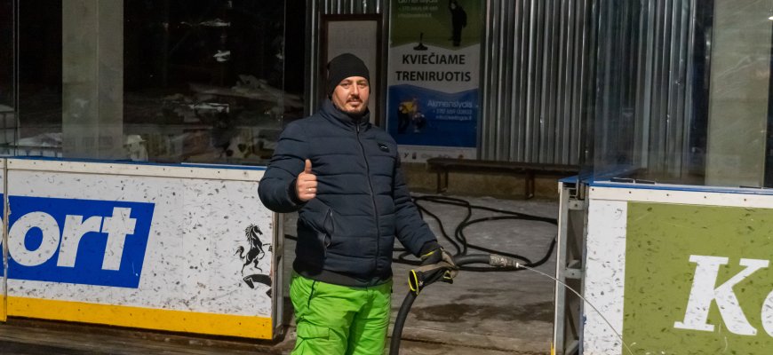 Rokiškio ledo arenoje pradėtas lieti ledas (video+foto)