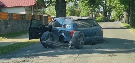 Ąžuolų gatvėje - iš klumpių išmuštas Audi (foto)