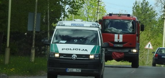 Įleido medikus ir policininkus