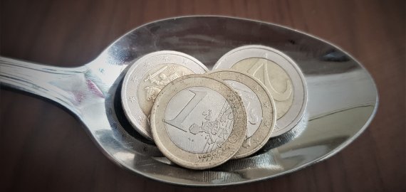 Skubiai pakeista motinystės išmokų tvarka sukėlė sumaištį: dalis moterų pinigų nebegaus