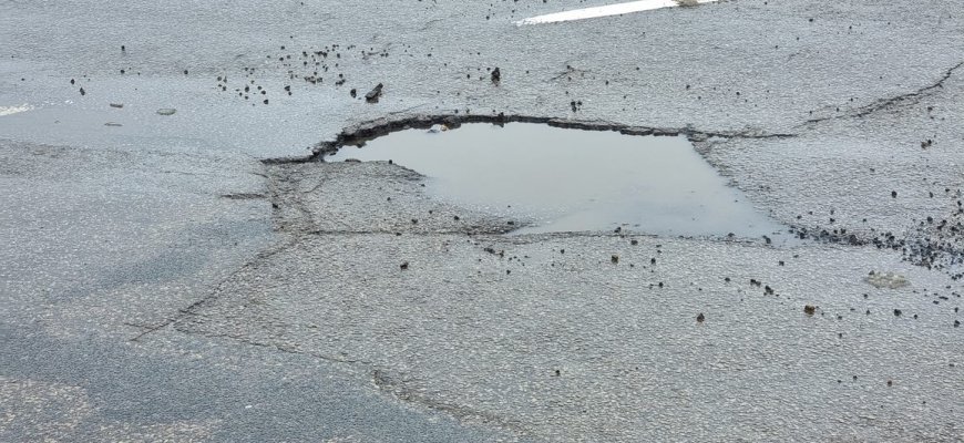 Duobes lopantys kelininkai: kai kuriuos ruožus seniai reikia perasfaltuoti ištisai