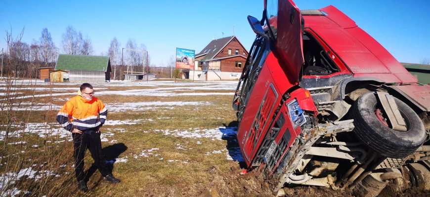 Vairuotojo-kamikadzės žioplumo kaina: vengdamas susidūrimo ir žmonių aukų, vilkiko vairuotojas mašiną suko į griovį (foto)
