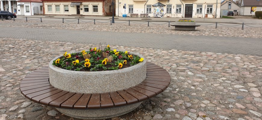 Miesto erdvėse pradėtos sodinti gėlės