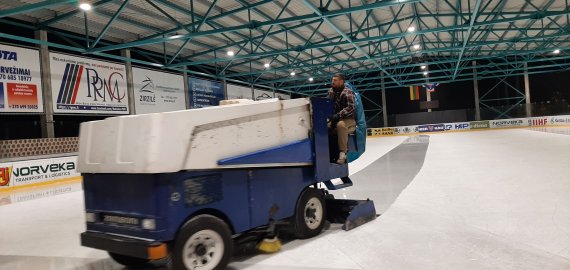 Pramogauti ledo arenoje miestelėnai dar neįleidžiami – teks palaukti šaltuko