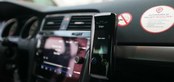 Girtiems vairuotojams – nauja galimybė: neatims teisių, jeigu sutiksite įsirengti alkobloką