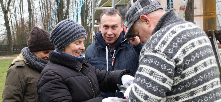 Rokiškio verslo klubo statoma Kalėdų eglutė įgauna formą (foto+video)