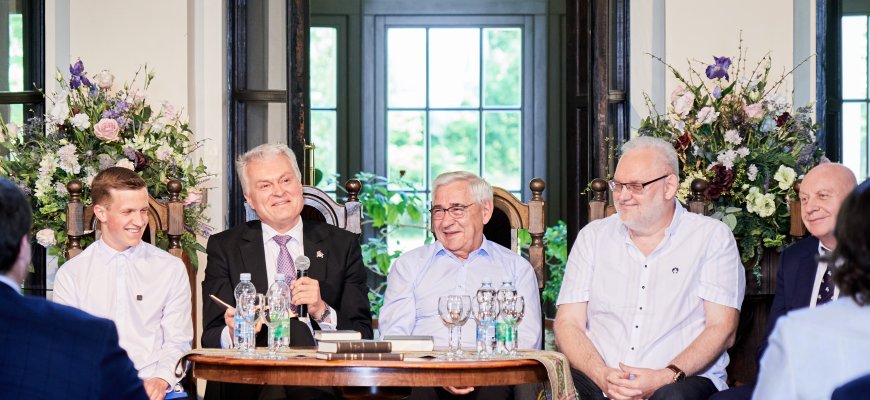 „Aušros“ aušra: Rokiškyje pristatyti ir išdalinti perleisto laikraščio „Aušra“ rinkiniai (foto)