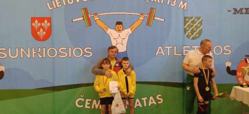 Klausučiuose klausimų neliko: jaunučių sunkusios atletikos čempionate triumfavo rokiškėnas