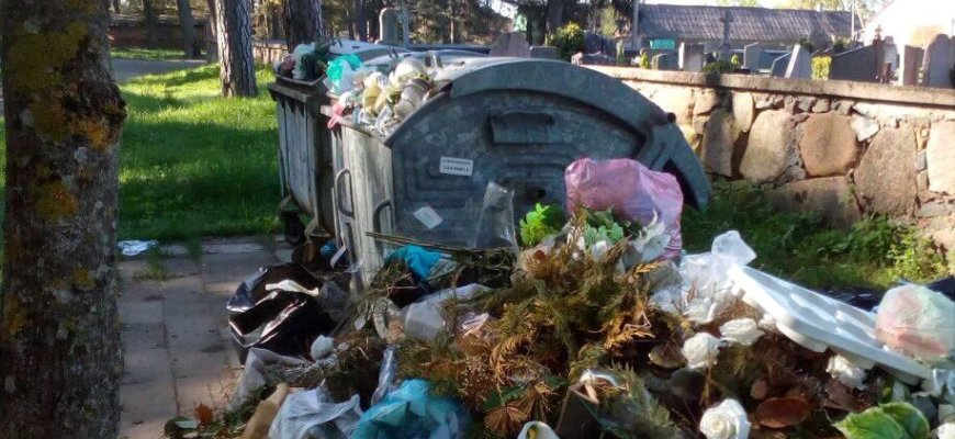 Mirusiųjų pagerbti atėjusius pirmiausia pasitinka šiukšlės