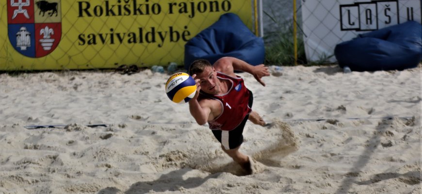 Pirma diena. Tarptautinės paplūdimio tinklinio varžybos Rokiškyje (video+foto)