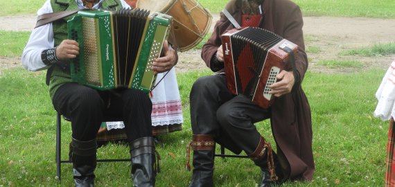 Obelių bendruomenės namuose – regioninės armonikierių varžytuvės „Armoniką tik paėmiau...“