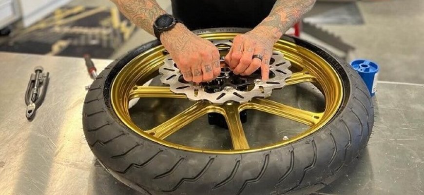 Kas kiek laiko rekomenduojama keisti motociklo padangas?