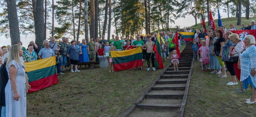 Piliakalnio papėdėje sugiedota Tautiška giesmė (video+foto)