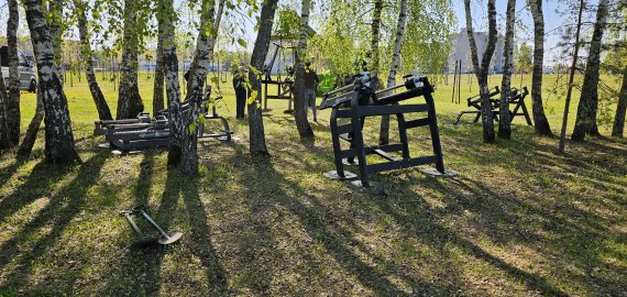 Rotary parke – Rokiškyje dar nematyti treniruokliai (video+foto)