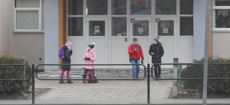 Daugumoje savivaldybių į mokyklas grįžta pradinukai