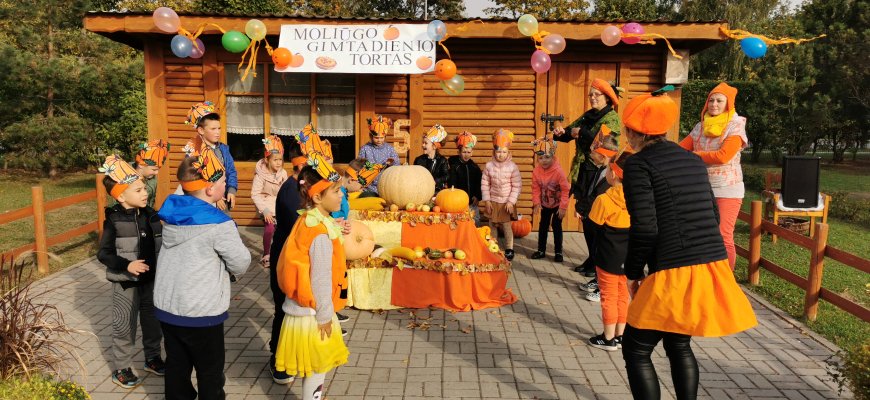 Saulėto oranžinio traukinio kelionė (foto)