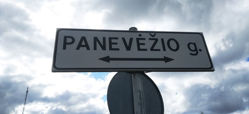 Neblaivus vairuotojas apgadino stovėjusį automobilį ir pasišalino