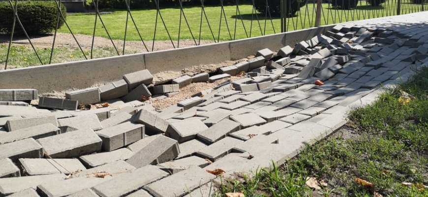 Lietaus išplautą šaligatvį Juodupėje taisys rangovai