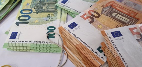 Siūloma iki 15 tūkst. eurų padidinti leistiną atsiskaitymo grynaisiais pinigais sumą