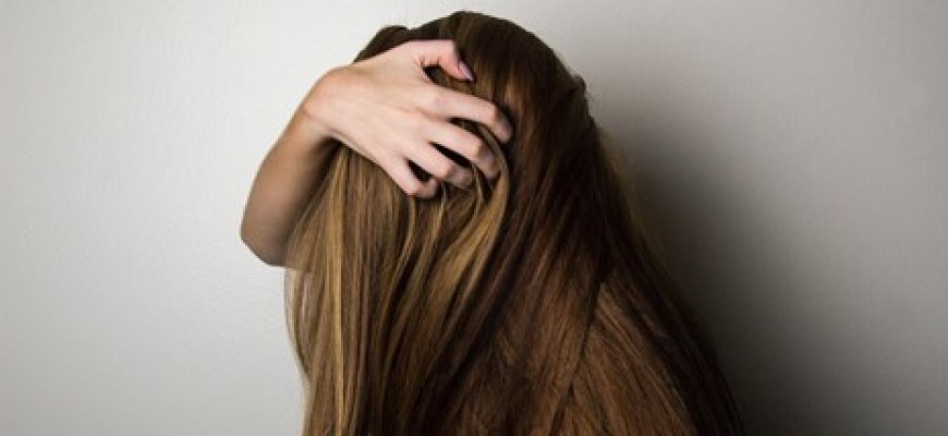 19 plaukų slinkimo priežasčių – ir ką jūs galite dėl to padaryti?