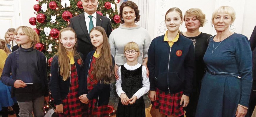 Eglutės įžiebimą Prezidentūroje stebėjo pradinukai iš Rokiškio