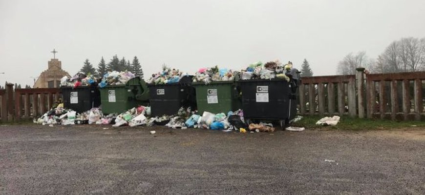 Skaitytoja: jei jau komunalininkai negali, gal vertėtų žmonėms pradėti šiukšles išsivežinėti patiems? (foto)