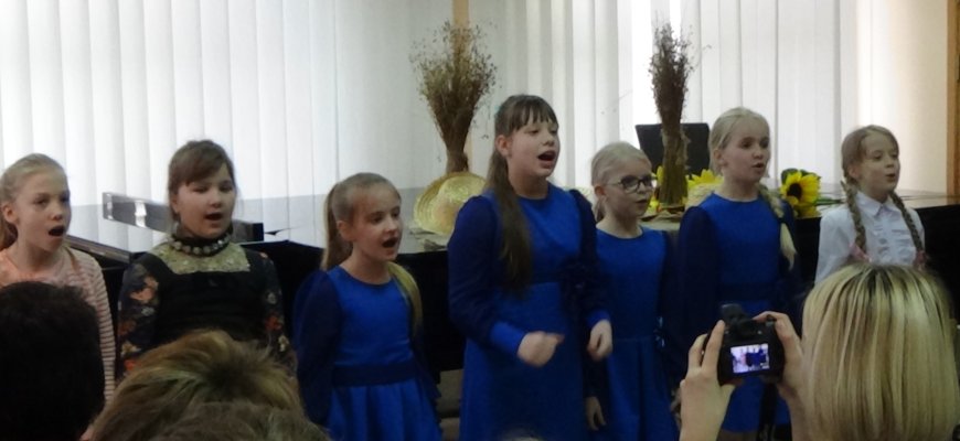 Jauki liaudiškų dainų popietė Rokiškio Rudolfo Lymano muzikos mokykloje (video)