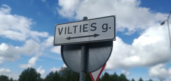 Vilties gatvėje vėl badomos gyventojų automobilių padangos