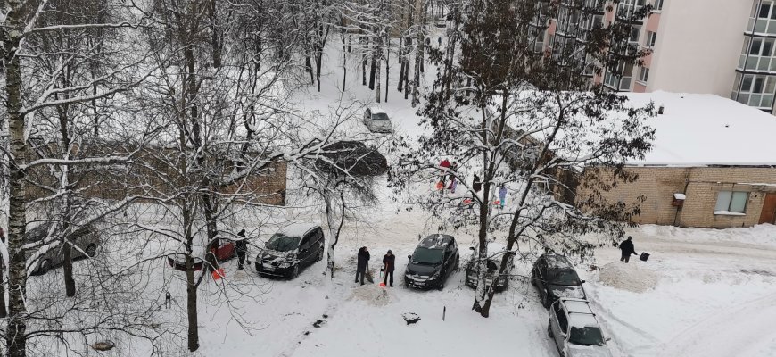 Taikos gatvės daugiabučių gyventojai rinkosi į talką, iš sniego vadavo automobilius