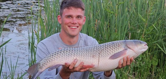 Jaunuolis į Rokiškio ežerą įleido milžinišką amūrą (video+foto)