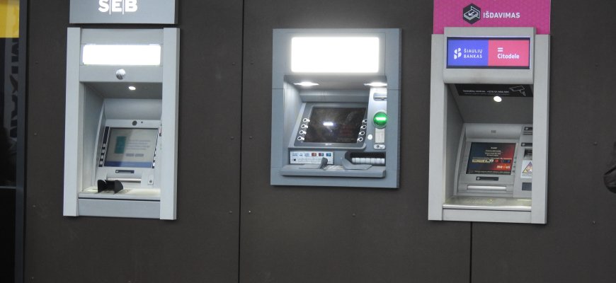 Policija prašo padėti atpažinti įtariamąjį, pasinaudojusį svetima banko kortele