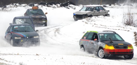 Žiemos autošventės „Bajorai 2024“ dalyviai išbandė ledo trasą (foto)