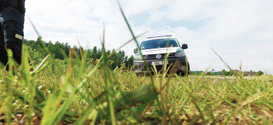 Draugų nuotykiai pievoje baigėsi 20 parų areštu ir konfiskuotu automobiliu