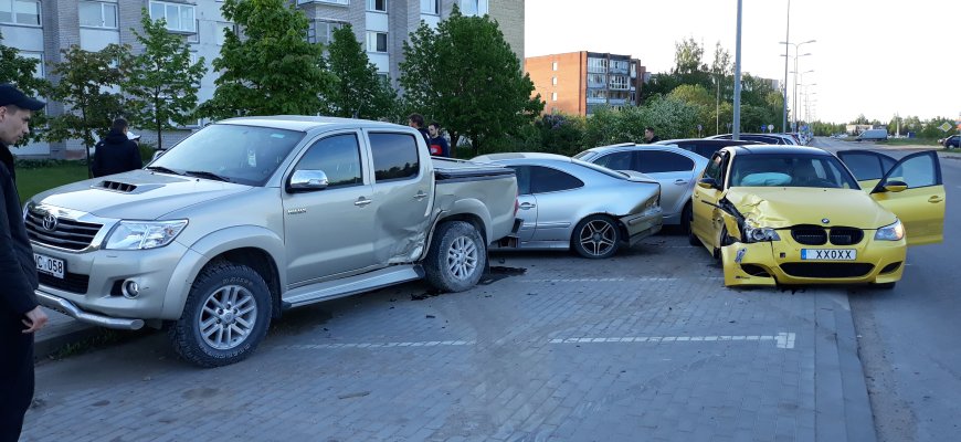 BMW išskirtiniais numeriais Vilties gatvėje apdaužė net kelis automobilius (video+foto)