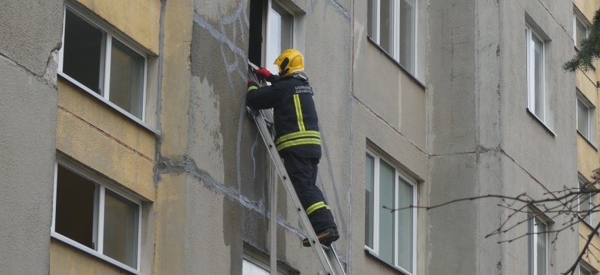 Gaisras Jaunystės gatvės daugiabutyje (video+foto)