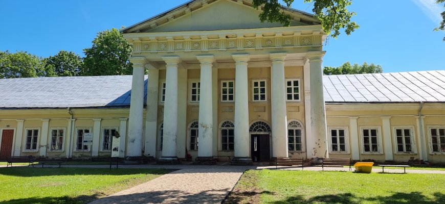 „Ta pati suknelė, tik kita panelė“
